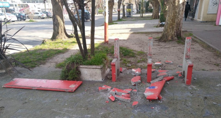 SADOP: Vandalizaron un banco rojo que simboliza la lucha contra la violencia de género en Mar del Plata
